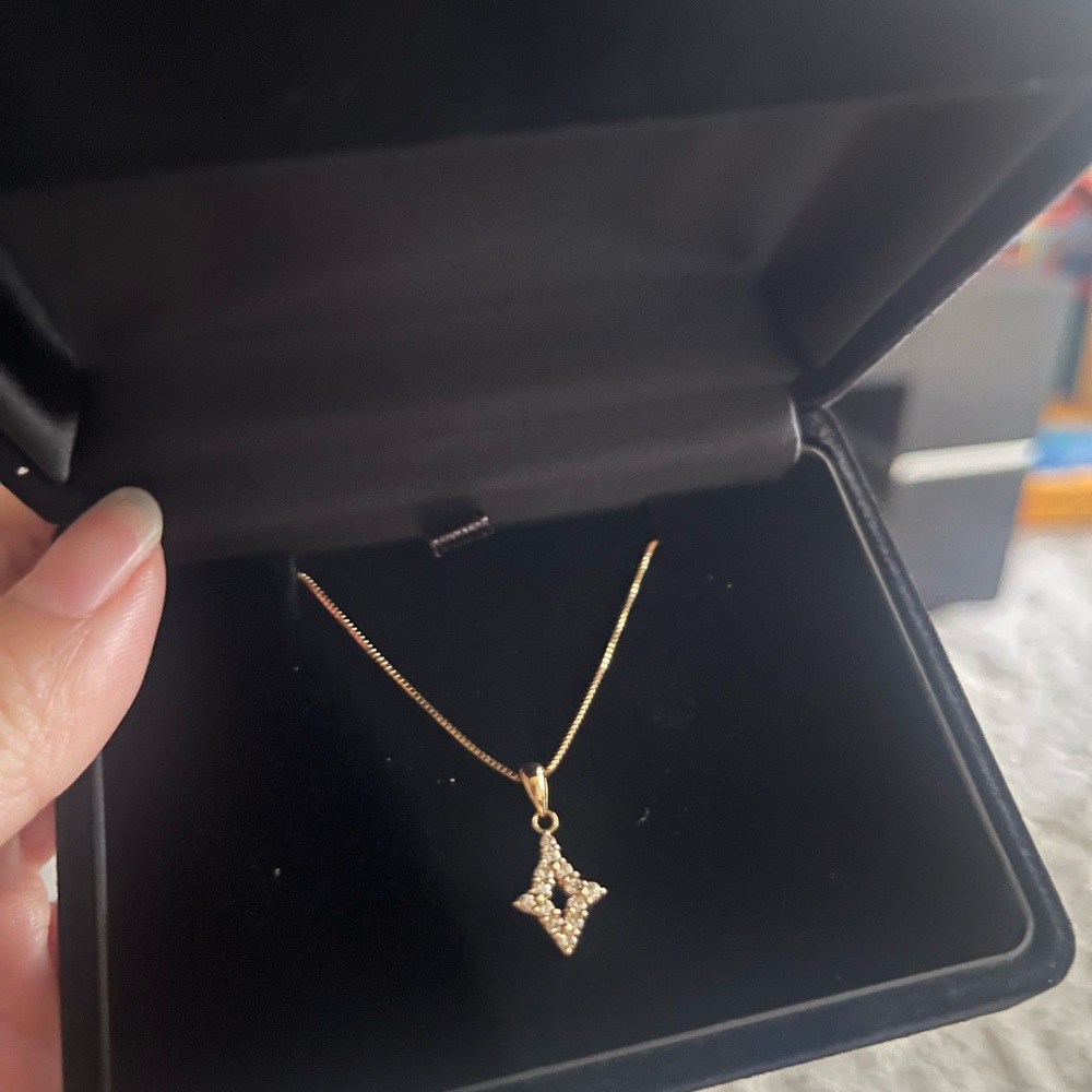 18k yellow gold necklace w/ dia pendant